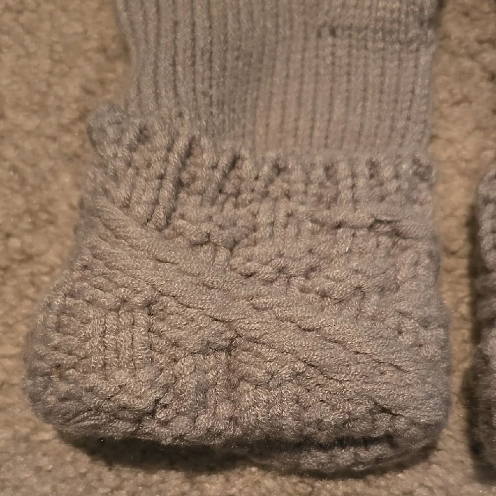 Sonoma Cozy Gray Knit Gloves